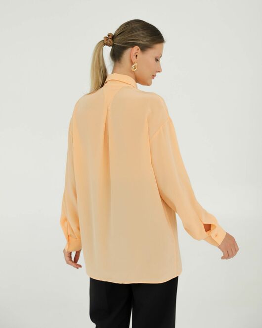 Рубашка шелковая персиковая в прямом силуэте с универсальной манжетой  8939 от byME  Рубашка шелковая персиковая в прямом силуэте с универсальной манжетой  8939 от byME