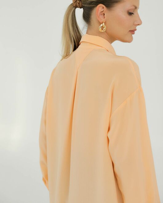Рубашка шелковая персиковая в прямом силуэте с универсальной манжетой  8939 от byME  Рубашка шелковая персиковая в прямом силуэте с универсальной манжетой  8939 от byME