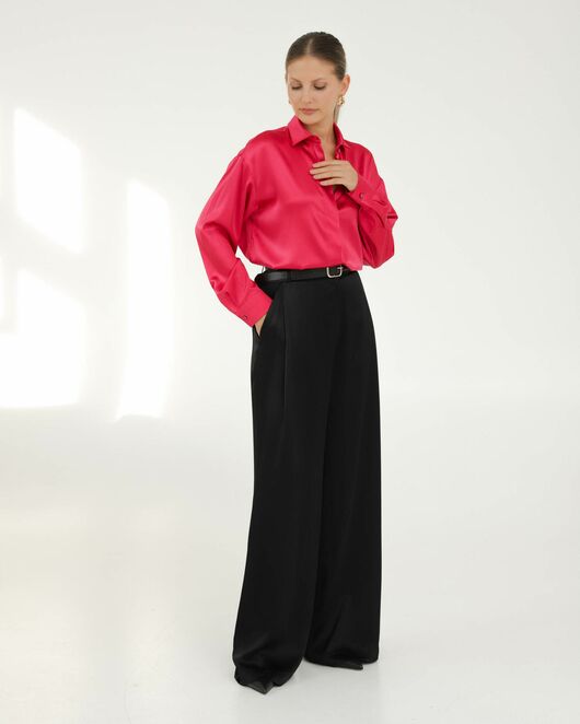 Рубашка шелковая в цвете маджента в прямом силуэте с универсальной манжетой  8940 от byME 