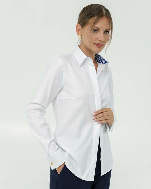 Женская рубашка из хлопка под запонки белая с отделкой гжель  8840 от byME 
