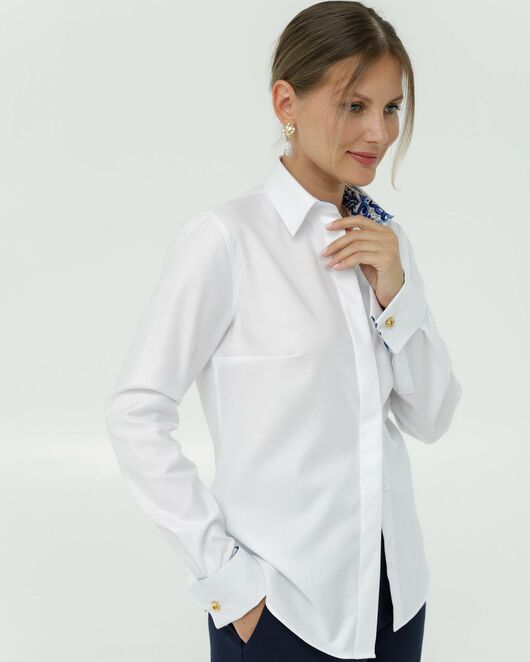 Женская рубашка из хлопка под запонки белая с отделкой гжель  8840 от byME 