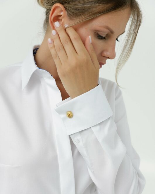 Женская рубашка из хлопка под запонки белая с отделкой гжель  8840 от byME 