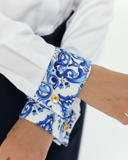 Женская рубашка из хлопка под запонки белая с отделкой гжель  8840 от byME 