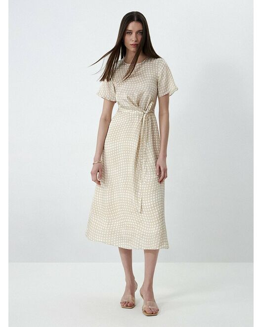 Атласное платье с декоративным узлом от byME 