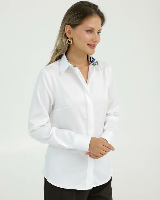 Рубашка хлопковая в полуприталенном силуэте белая с отделкой цветы под пуговицы 8913 от ByME 