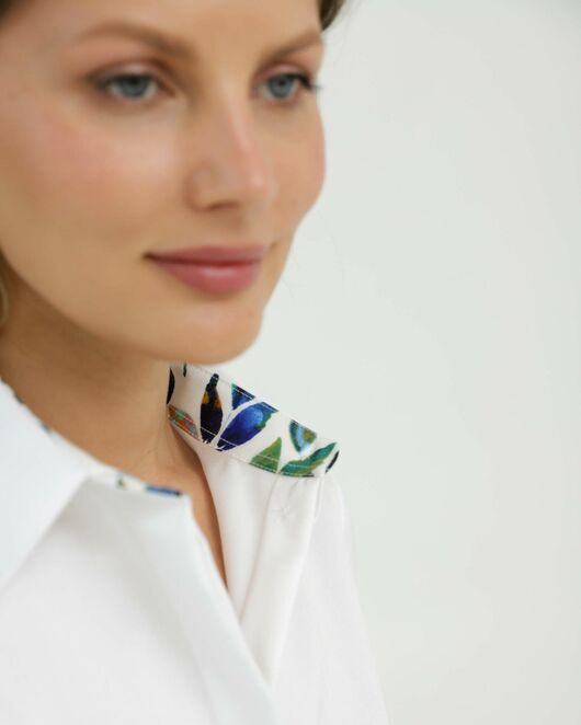 Рубашка хлопковая в полуприталенном силуэте белая с отделкой цветы под пуговицы 8913 от ByME 