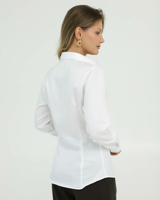 Рубашка хлопковая в полуприталенном силуэте белая с отделкой цветы под пуговицы 8913 от ByME 