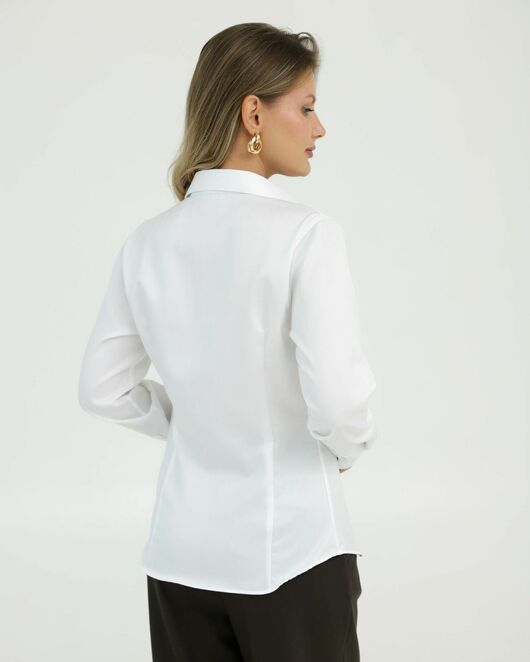 Рубашка хлопковая в полуприталенном силуэте белая с отделкой цветы под пуговицы 8913 от ByME 