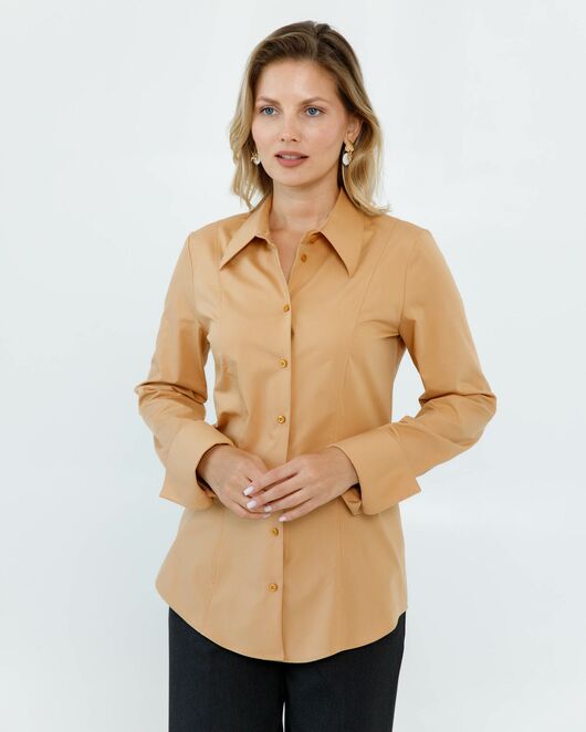 Женская рубашка приталенная под пуговицы в бежевом цвете - 8640 от  