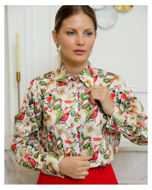 Женская рубашка из хлопка с универсальной манжетой и принтом снегири в цветах - 8734 от byME 
