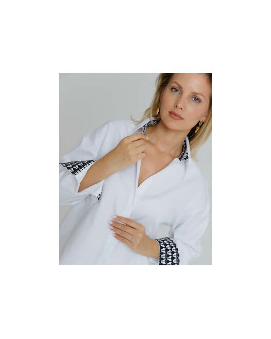 Рубашка женская в белом цвете с отделкой, в прямом силуэте с универсальной манжетой  - 8581 от byME 