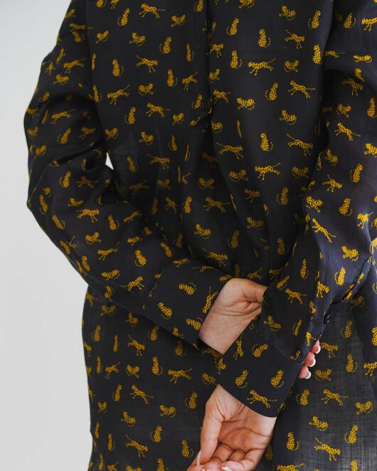 Женская рубашка из крапивы принт золотые леопарды на черном фоне- 8553 от byME 