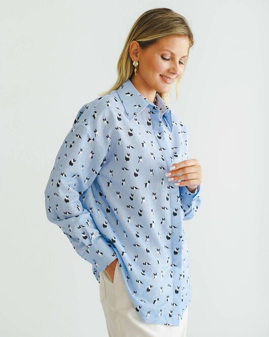 Женская рубашка с универсальным манжетом принт щенки на голубом фоне - 8542 от byME 