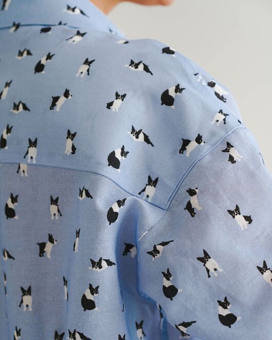 Женская рубашка с универсальным манжетом принт щенки на голубом фоне - 8542 от byME 