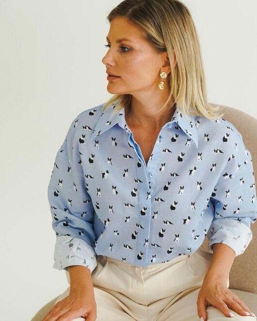 Женская рубашка с универсальным манжетом принт щенки на голубом фоне - 8542 от byME 