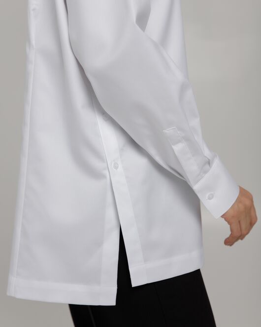 Рубашка хлопковая белая фактура елочка с пуговицами по бокам - 8959 от ByME 