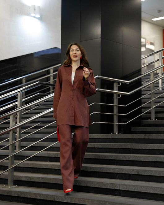 Женская рубашка изо льна коричневая с разрезами по бокам-5225 от  