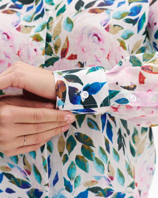 Женская рубашка из крапивы  розовые цветы и лепестки в оверсайз силуэте -8992 от byME 