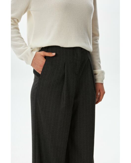 Женские брюки с  добавлением шерсти с защипами серые в полоску TR17-1002 от byME 