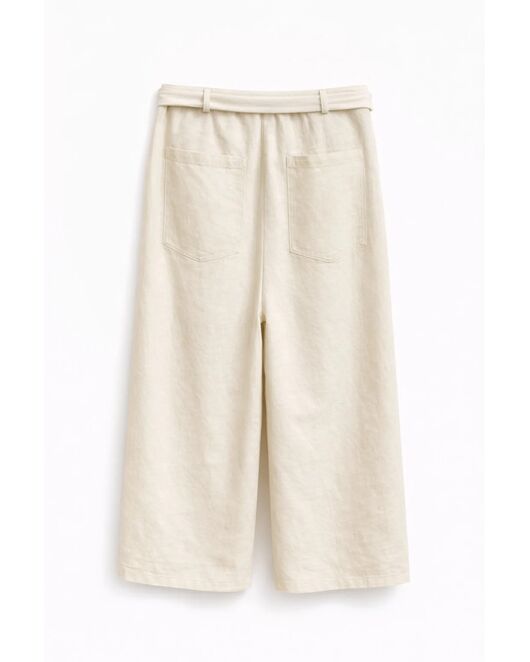 Укороченные брюки женские изо льна с тонким поясом цвета ваниль от  