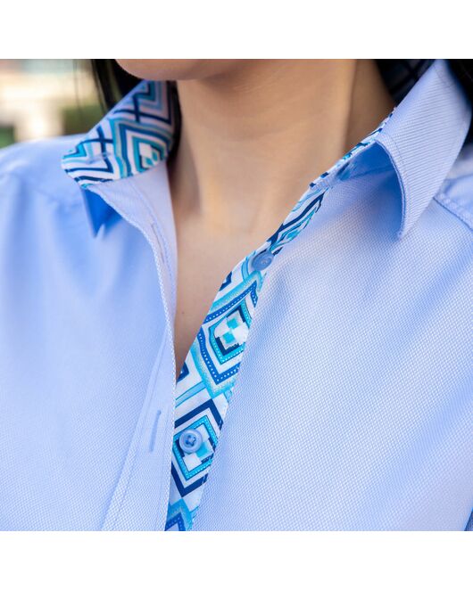 Женская рубашка под пуговицы голубого цвета с яркой отделкой - 7622 от DoubleCuff 